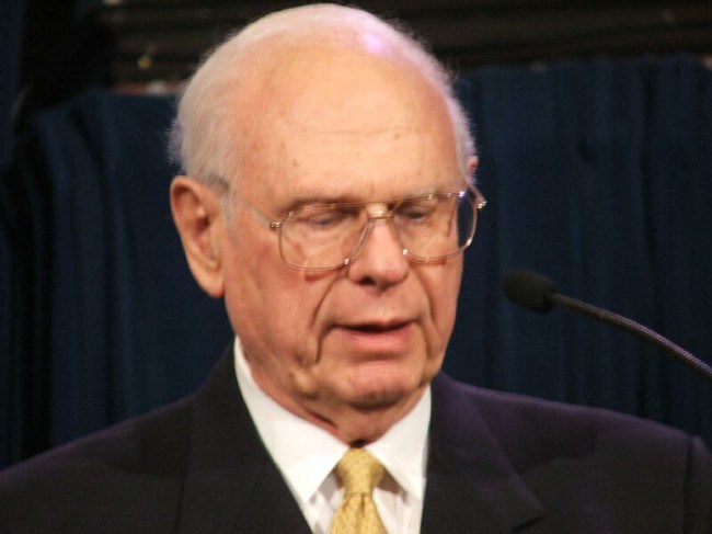 Paul_Hellyer.jpg (42899 bytes)