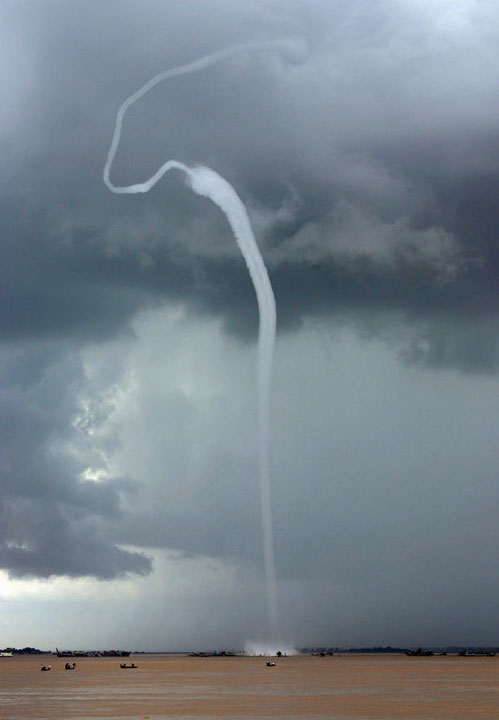 WATERSPOUT_STRANGE_SHAPE.jpg (31248 bytes)