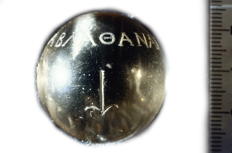 Crystal_sphere_from_Arslev_grave_c.jpg (105274 bytes)