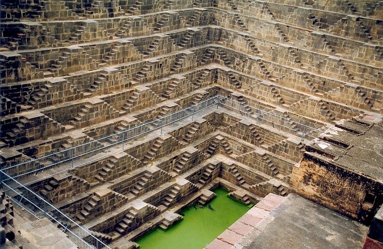 CHAND_BAORI_GENERATOR0.jpg (207901 bytes)