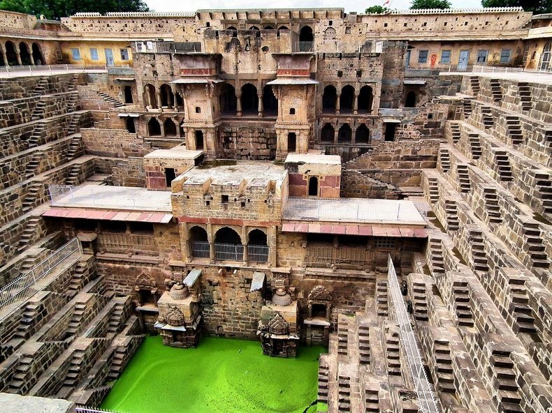 CHAND_BAORI_GENERATOR9.jpg (252557 bytes)
