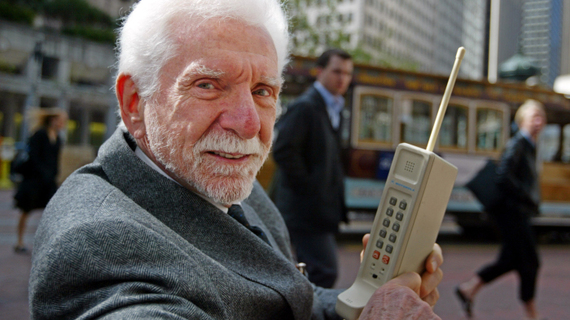 MARTIN_COOPER_WITH_MOTOROLA_DYNA_TAC_8000x.jpg (193225 bytes)