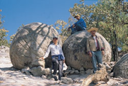 Eesferas_Cerro_Piedras_balls_Large2.jpg (46650 bytes)