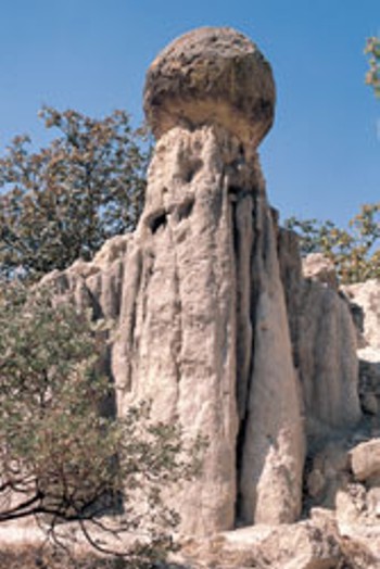 Esferas_Cerro_Piedras_balls_Large1.jpg (50571 bytes)
