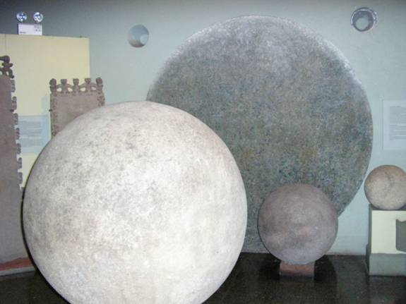 KUGLA_SPHERA_NATIONAL_MUSEUM_SAN_JOSE_COSTARIKA1.jpg (25728 bytes)