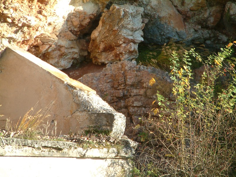 GLOG_CAVE_ENTRANCE352.jpg (205938 bytes)