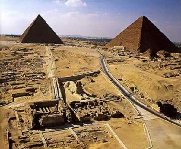 PIRAMIDA_GIZA.jpg (96672 bytes)