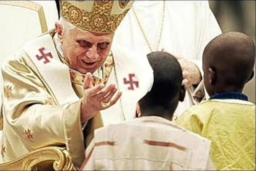 POPE_SWASTIKA_VISIBLE_CLEAN3.jpg (49283 bytes)