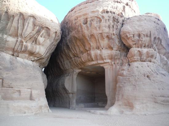 MADAIN_SALEH_GENERATOR13B_STAR_INSIDE.jpg (35640 bytes)
