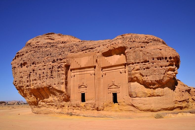MADAIN_SALEH_GENERATOR4.jpg (118372 bytes)