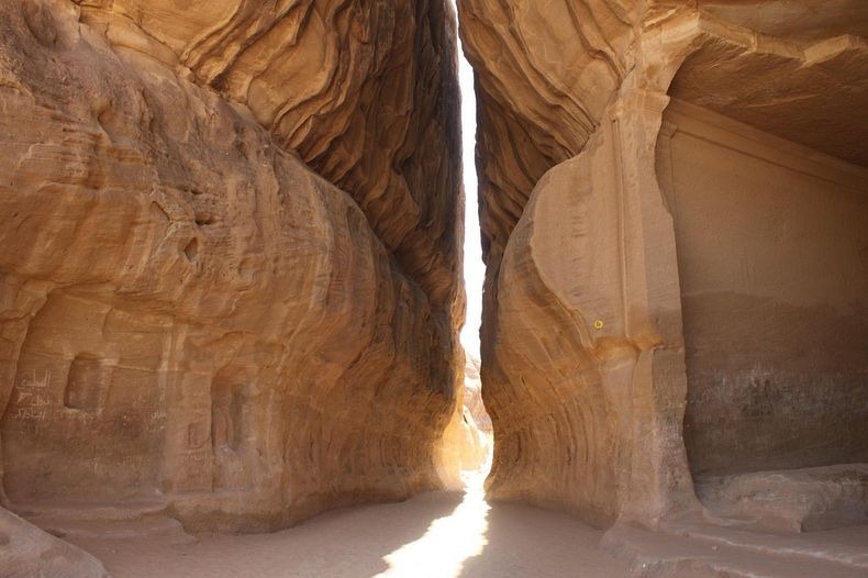 MADAIN_SALEH_GENERATOR6.jpg (90691 bytes)