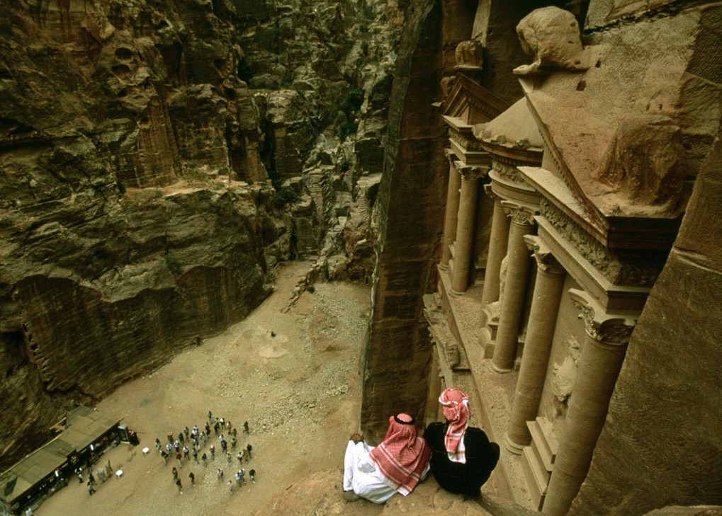 PETRA_CAVITY_ROOMS_FROM_ABOVE.jpg (220350 bytes)