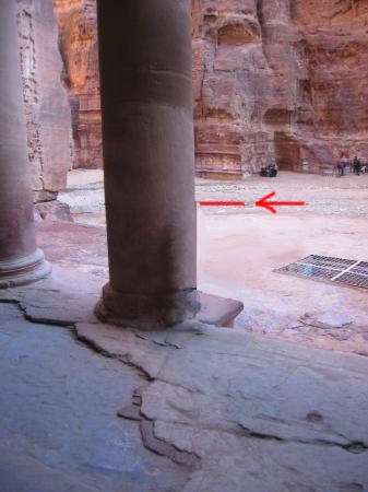 PETRA CAVITY ROOM COLUMN REMOVED FRAME FOR STRING WIRE