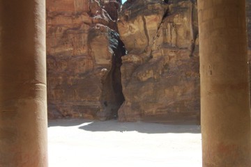 PETRA_CAVITY_ROOM_COLUMN_REMOVED_FRAME FOR_STRING_WIRE2.jpg (19575 bytes)