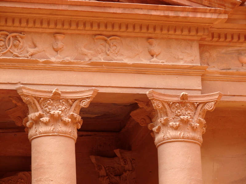 PETRA_CAVITY_ROOM_PILLARS1.jpg (243967 bytes)