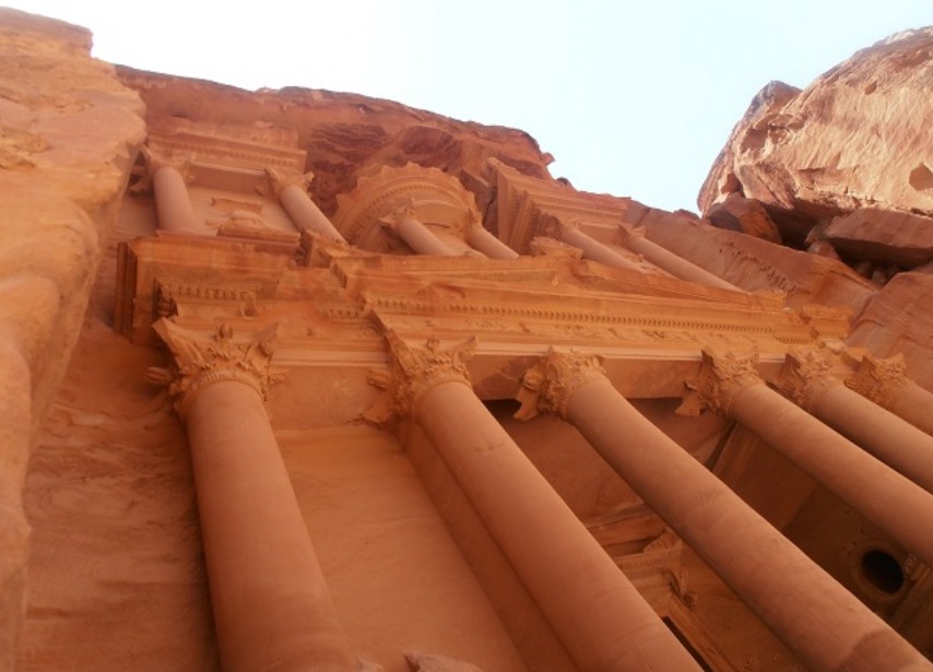 PETRA_CAVITY_ROOM_PILLARS2.jpg (87459 bytes)