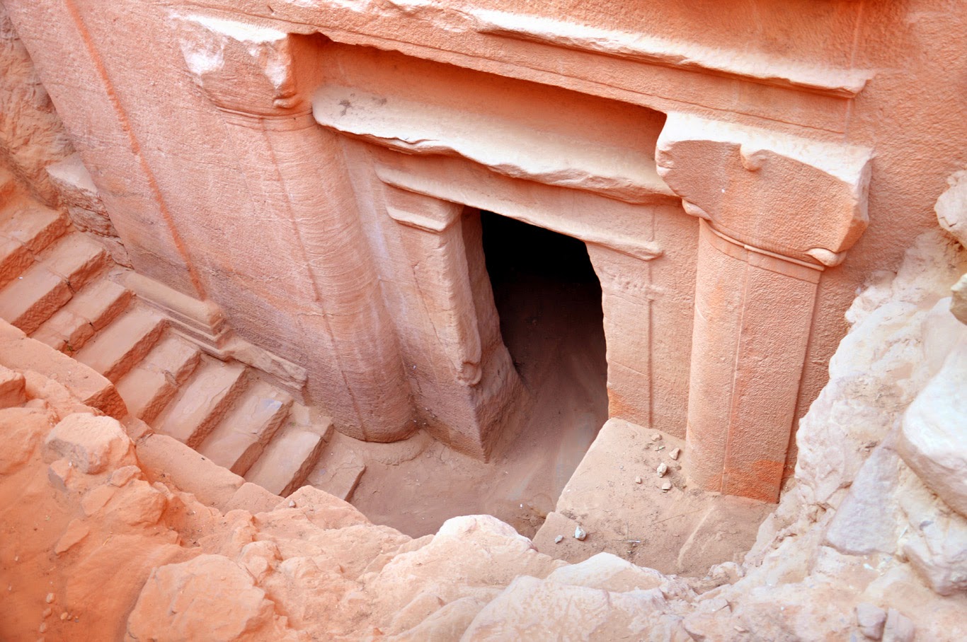 PETRA_CAVITY_ROOM_ROOM_BELOW.jpg (283654 bytes)