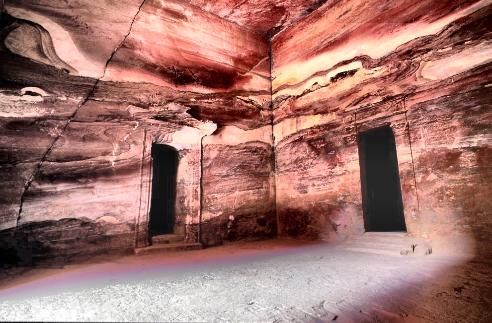 PETRA_CAVITY_ROOM_SHAPE_JUST_FROM_MAIN_DOOR_RIGHT_CORNER_EQUALISATION1.jpg (201600 bytes)