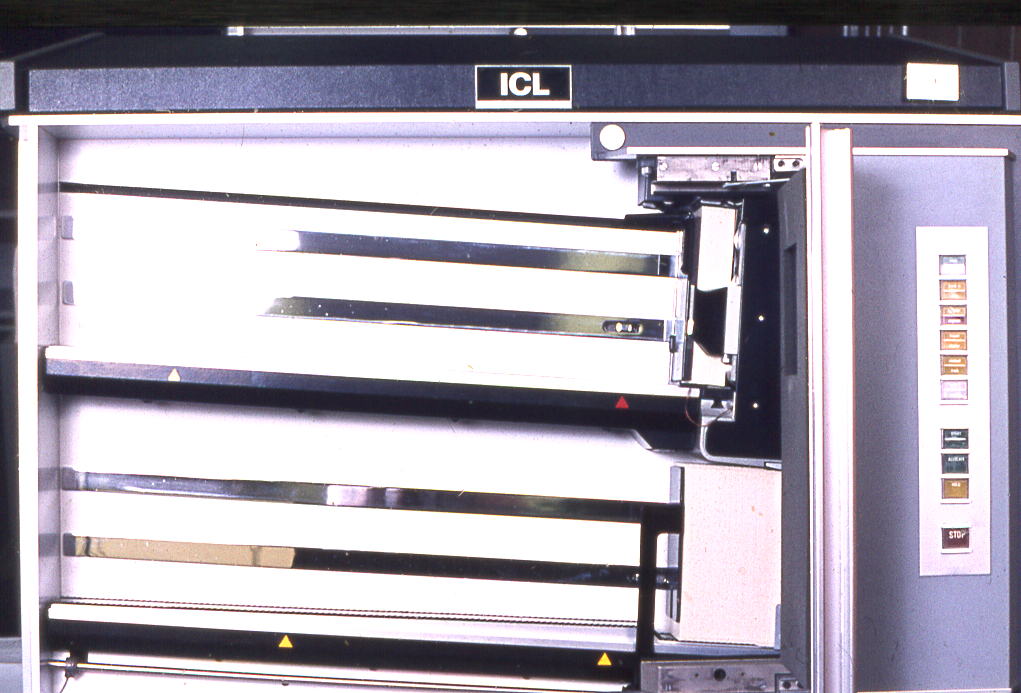 1900_Cardreader.jpg (105043 bytes)