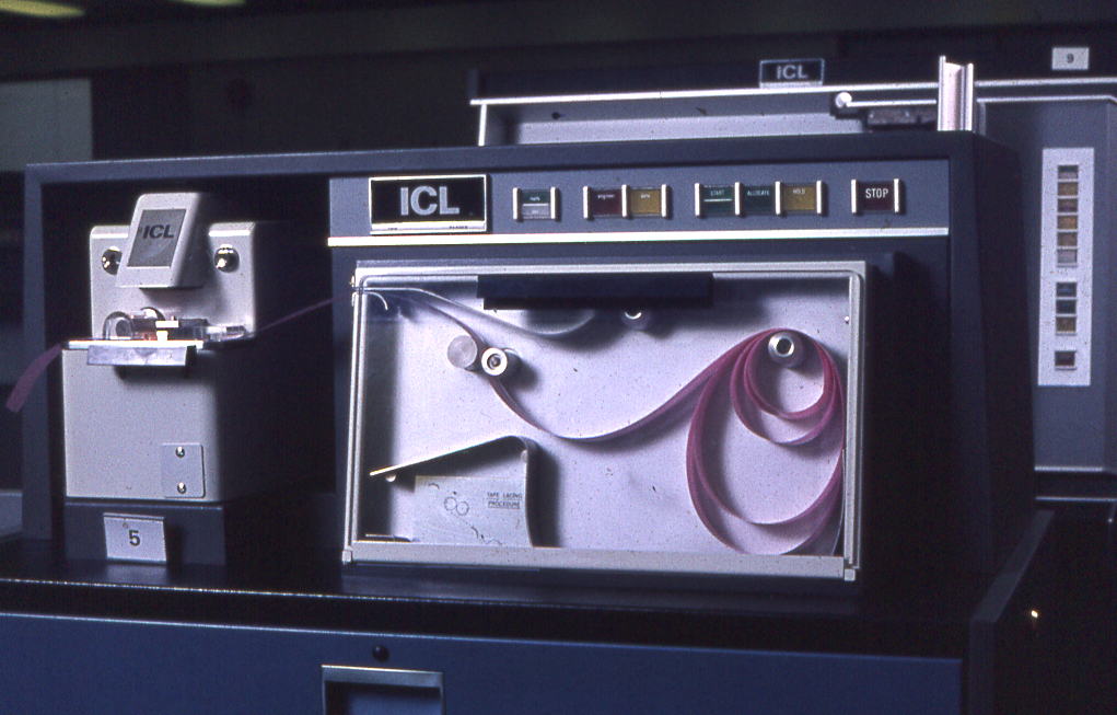 1900_Paper_tape_reader.jpg (84755 bytes)