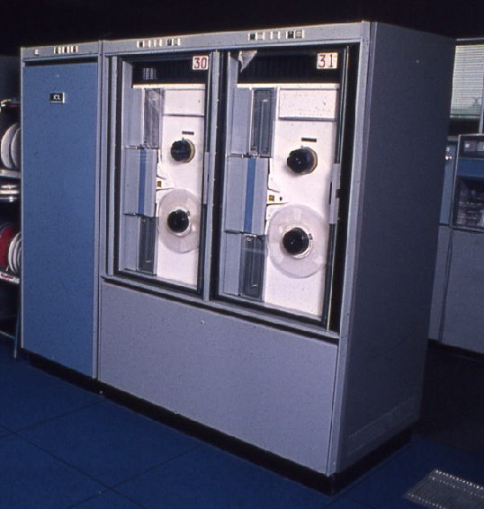 1900_Tapedeck2.jpg (64241 bytes)